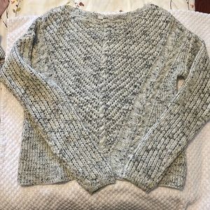 Crop type sweater.